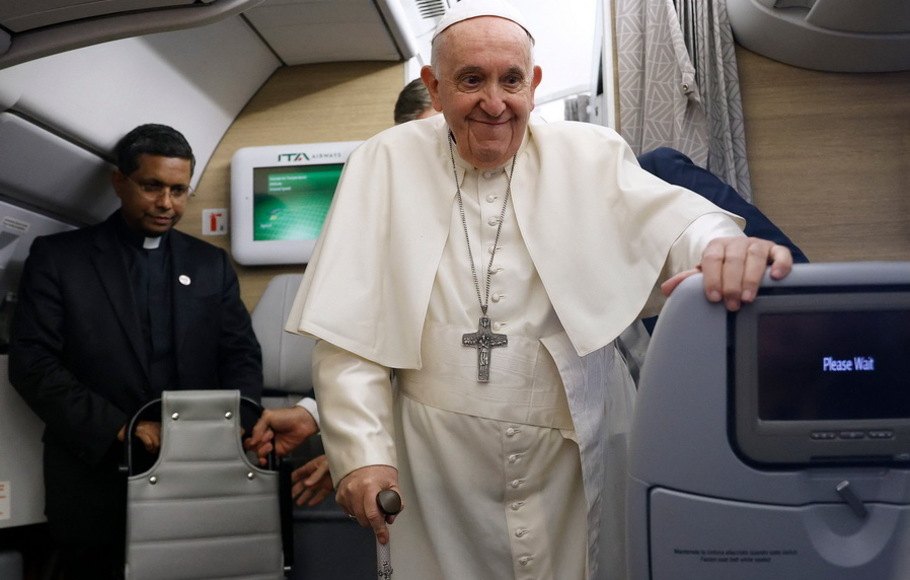 Paus Fransiskus tiba untuk mengadakan konferensi pers di atas pesawat kepausan dalam penerbangannya kembali setelah mengunjungi Kanada, Jumat 29 Juli 2022. 