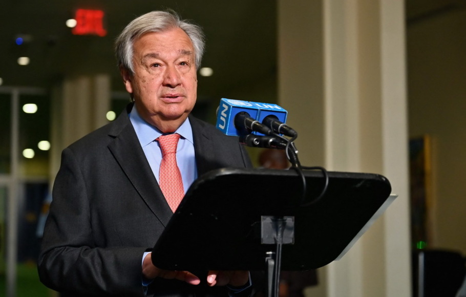 Sekretaris Jenderal PBB António Guterres berbicara kepada media sebelum Konferensi Tinjauan Kesepuluh Para Pihak Perjanjian tentang Non-Proliferasi Senjata Nuklir di PBB di New York City pada Senin 1 Agustus 2022.