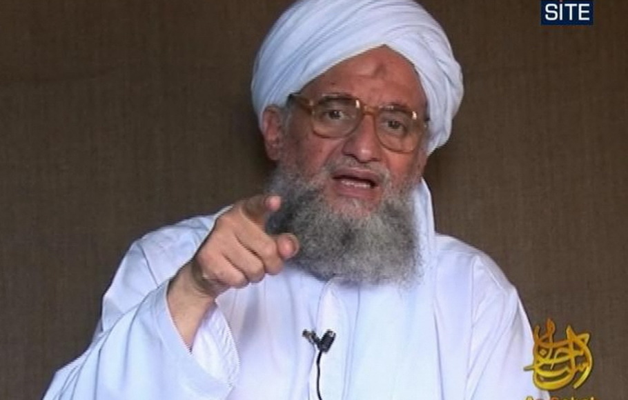 Foto dokumentasi yang dirilis oleh SITE Intelligence Group pada tanggal 4 Oktober 2009 menunjukkan Ayman al-Zawahiri, tokoh Al-Qaeda nomor dua, memberikan pidato untuk Ibn al-Sheikh al-Libi.