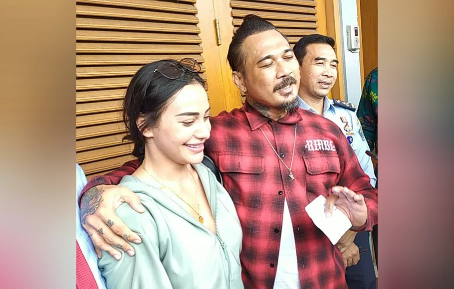 Gede Ari Astina alias Jerinx disambut istrinya Nora Alexandra setelah bebas bersyarat dari hukuman di Lembaga Pemasyarakatan Kelas 2 A Denpasar, Bali, Selasa, 2 Agustus 2022.