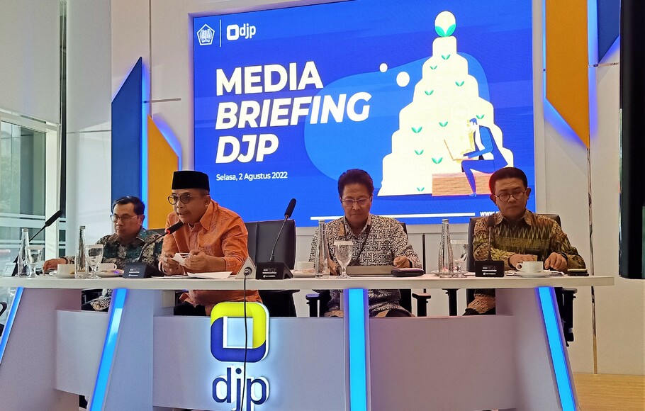 Kiri ke kanan: Staf Khusus Menteri Keuangan Bidang Komunikasi Strategis Yustinus Prastowo, Dirjen Pajak Suryo Utomo, Direktur Potensi, Kepatuhan dan Penerimaan DJP Kemenkeu Ihsan Priyawibawa, dan Direktur Penyuluhan, Pelayanan, dan Hubungan Masyarakat DJP Kemenkeu Neilmaldrin Noor, dalam media briefing di kantor pusat DJP, Jakarta, Selasa, 2 Agustus 2022.