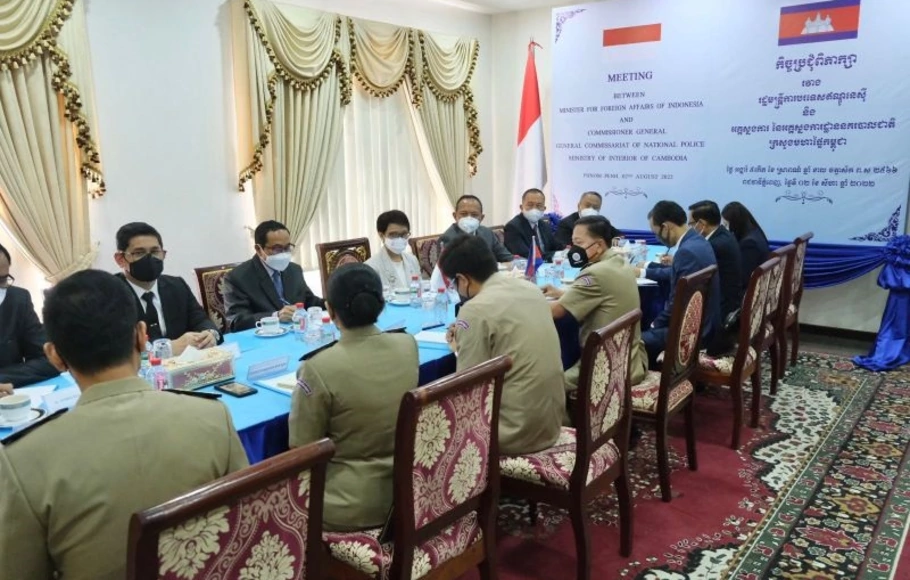 Menlu Retno Marsudi bertemu dengan pihak Kepolisian Kamboja untuk membahas kerja sama dalam upaya pencegahan tindak pidana perdagangan manusia, di Markas Besar Kepolisian Kamboja, Phnom Penh.