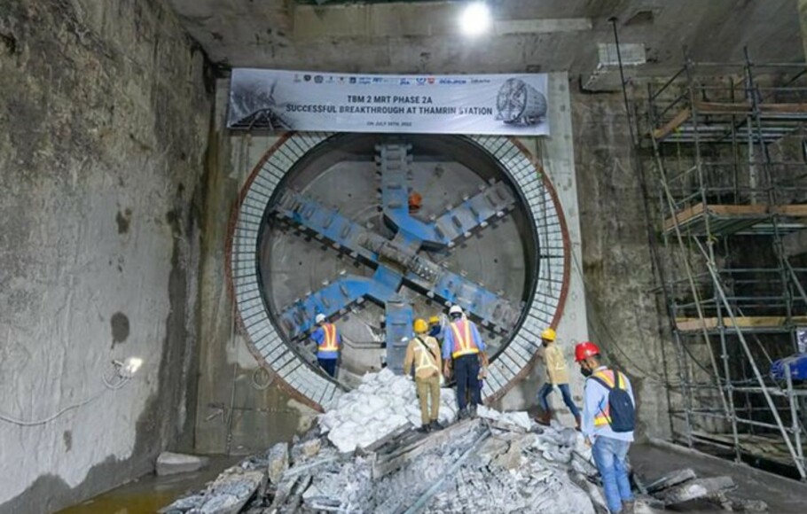 Mesin bor terowongan (tunnel boring machine) 2 telah menyambungkan Stasiun Monas dan Stasiun Thamrin sebagai bagian pembangunan MRT Jakarta Fase 2A di Jakarta, Jumat 29 Juli 2022. ANTARA/HO-MRT Jakarta