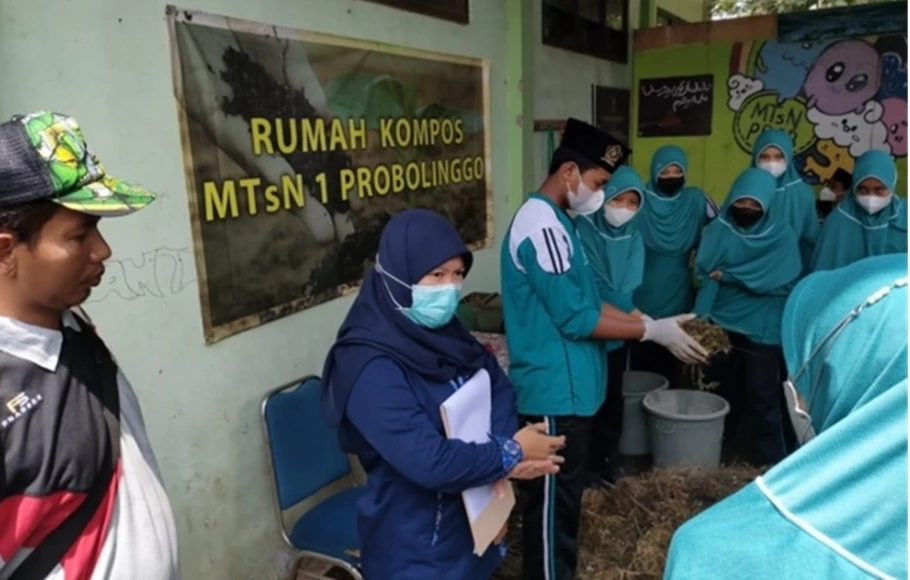 Program Sekolah Sehat dari kolaborasi PT Paiton Energy dan POMI untuk mendukung Gerakan Sekolah Sehat Unit Kesehatan Sekolah (UKS) sedang dilaksanakan di Madrasah Tsanawiyah Negeri (MTsN) 1 Probolinggo, Kabupaten Probolinggo, Jawa Timur. 