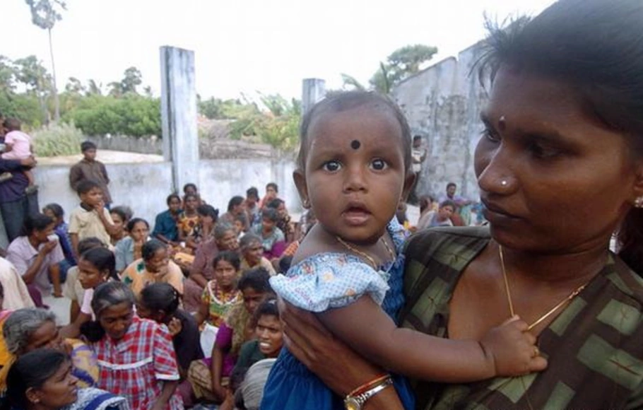 Seorang ibu menggendong anaknya  di desa Jaffna, Sri Lanka.