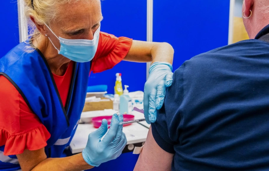 Seseorang menerima dosis vaksin cacar monyet di GGD Haaglanden, Den Haag, Belanda pada Senin 1 Agustus 2022. Vaksinasi kelompok risiko tertentu terhadap virus telah dimulai di sejumlah wilayah di Belanda. 