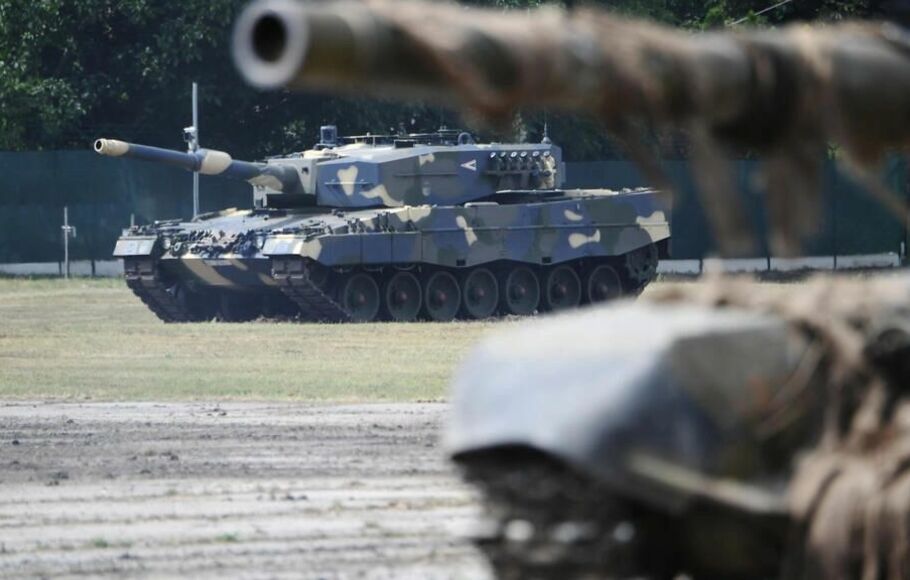 Tank tempur Leopard 2A4 terlihat saat upacara di Tata, Hungaria, pada 24 Juli 2020. 