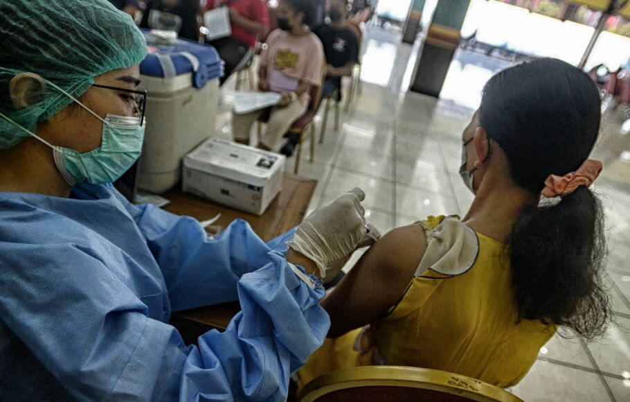 Vaksinator menyuntikan vaksin covid-19 Booster ke-2 di Gelanggang Olahraga, Rawamangun, Kecamatan Pulogadung, Jakarta Timur, Selasa, 2 Agustus 2022.