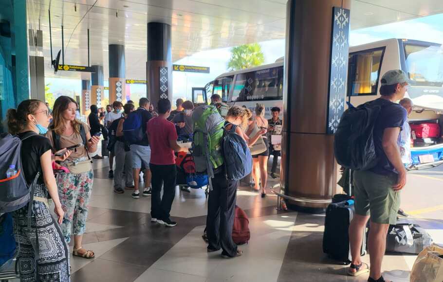 Sejumlah wisatawan mancanegara tiba di Bandara Komodo, Labuan Bajo, Nusa Tenggara Timur (NTT).