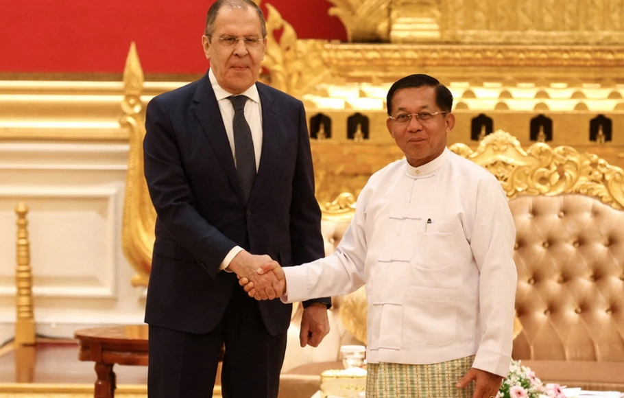 Menteri Luar Negeri Rusia Sergei Lavrov (kiri) dan berjabat tangan dengan Myanmar Min Aung Hlaing, Jenderal Senior dan Ketua Dewan Administrasi Negara di Naypyidaw pada Rabu 3 Agustus 2022.