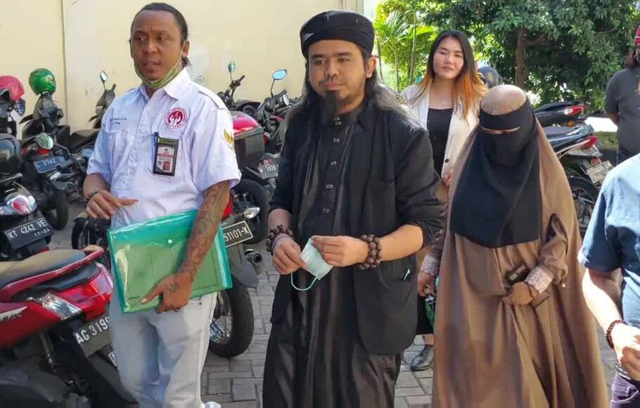 Samsudin Jadab yang juga dikenal sebagai Gus Samsudin melaporkan Pesulap Merah, Marcel Radhival ke Sentra Pelayanan Kepolisian Terpadu (SPKT) Polda Jawa Timur (Jatim), Rabu, 3 Agustus 2022.