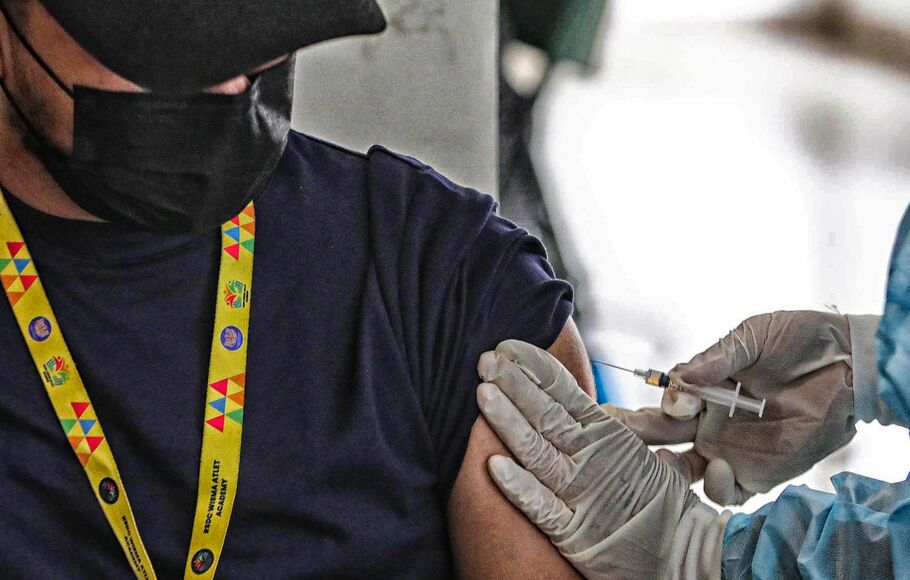 Sejumlah tenaga kesehatan antre untuk diberikan vaksin booster dosis kedua atau vaksinasi dosis keempat untuk tenaga kesehatan relawan yang bertugas di RSDC, Wisma Atlet, Kemayoran, Jakarta, Rabu, 3 Agustus 2022.