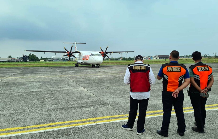 Pesawat jenis ATR-72 milik Wings Air bersiap parkir saat uji coba operasional penerbangan komersil di Bandara Pondok Cabe, Tangerang Selatan, Banten, Kamis, 4 Agustus 2022. Mulai 5 Agustus 2022 Bandara Pondok Cabe (PCB) akan melayani penerbangan komersil atau penerbangan penumpang berjadwal.