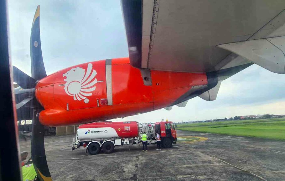 Pesawat jenis ATR-72 milik Wings Air mengisi bahan bakar saat uji coba operasional penerbangan komersil di Bandara Pondok Cabe, Tangerang Selatan, Banten, Kamis, 4 Agustus 2022. Mulai 5 Agustus 2022 Bandara Pondok Cabe (PCB) akan melayani penerbangan komersil atau penerbangan penumpang berjadwal.