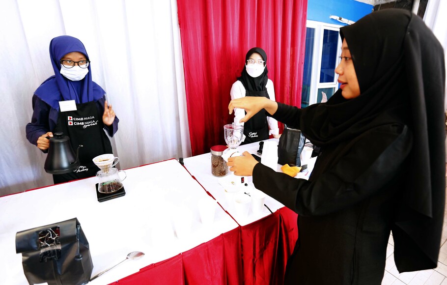 Penyandang disabilitas berlatih menjadi barista kopi, pada acara pelatihan barista bersama teman disabilitas di Jakarta.