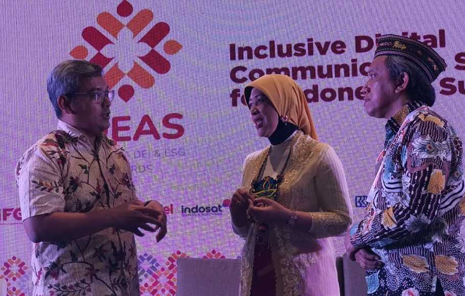 Sekretaris Perusahaan Indonesia Financial Group (IFG) Beko Setiawan berbincang dengan CEO and Founder HUMAS INDONESIA Asmono Wikan dan dewan juri IDEAS 2022 Emilia Bassar pada acara pembukaan Konferensi Indonesia DEI dan ESG Awards (IDEAS) 2022 di Hotel Meruorah,Labuan Bajo, NTT.
