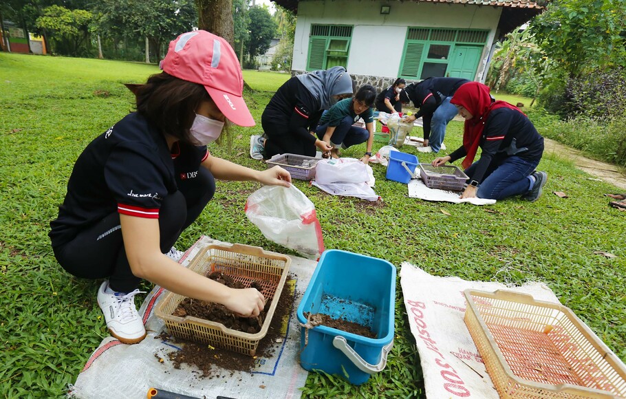 Sejumlah relawan mengikuti program pembuatan kompos di Kebun Kumara, Tangerang, Jumat, 5 Agustus 2022.