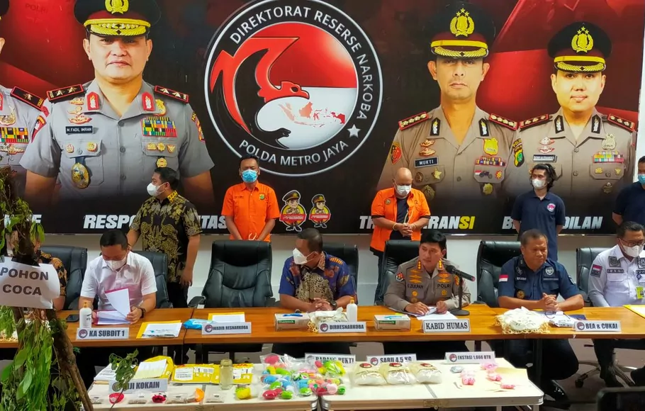 Polda Metro Jaya menggelar konferensi pers terkati penyelundupan biji kokain di markas Polda Metro, Jakarta, Jumat 5 Agustus 2022.