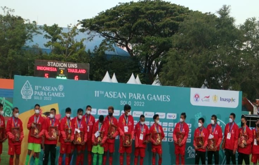Tim sepak bola CP Indonesia usai menerima medali perak dalam ASEAN Para Games XI 2022 di Stadion UNS Surakarta, Jumat, 5 Agustus 2022.