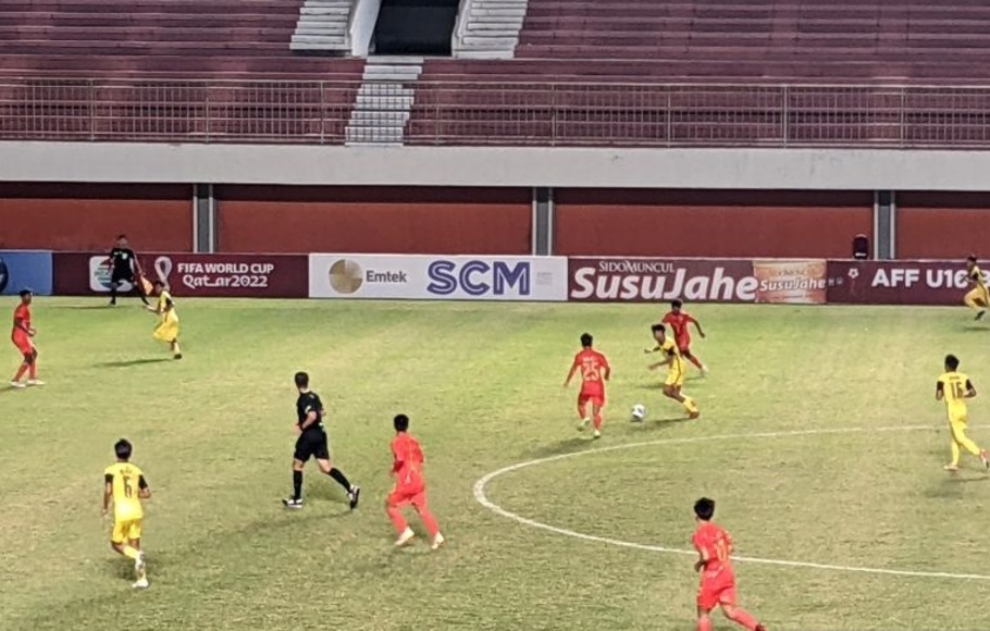 Tim nasional U-16 Malaysia (seragam kuning-kuning) menghadapi Myanmar pada laga Grup C Piala AFF U-16 2022 di Stadion Maguwoharjo, Sleman, Yogyakarta, Jumat, 5 Agustus 2022.