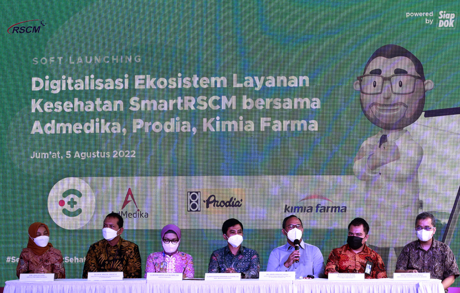 Wakil Menteri Kesehatan RI bersama Direktur Utama dan Jajaran Direksi RSCM, Direktur Digital Service Transformation & IT Prodia, Direktur Utama Kimia Farma, Direktur Utama AdMedika, manajemen hadir dalam acara peluncuran SmartRSCM by SiapDok pada tanggal 5 Agustus 2022 di Jakarta