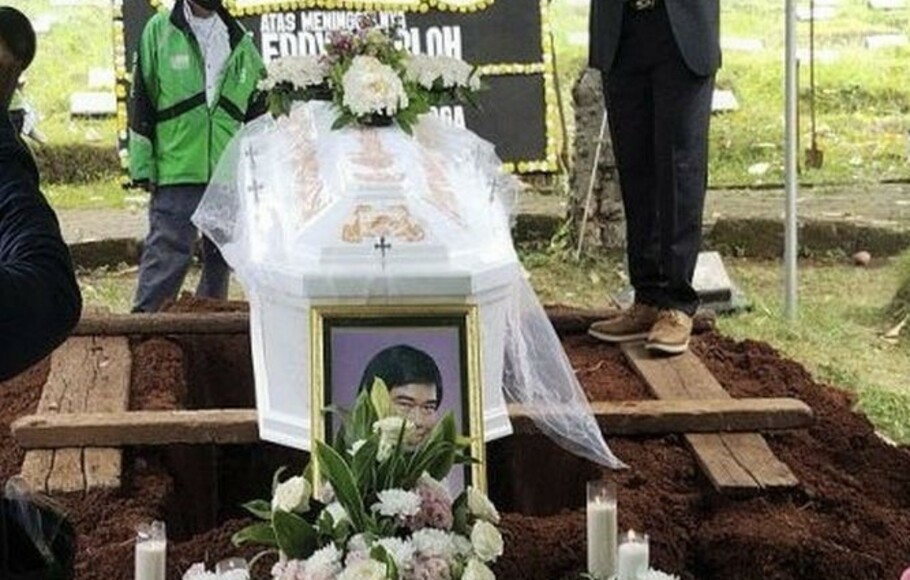 Jenazah aktor sekaligus komedian Eddy Gombloh dimakamkan di TPU Tegal Alur, Jakarta Barat, Jumat 5 Agustus 2022.