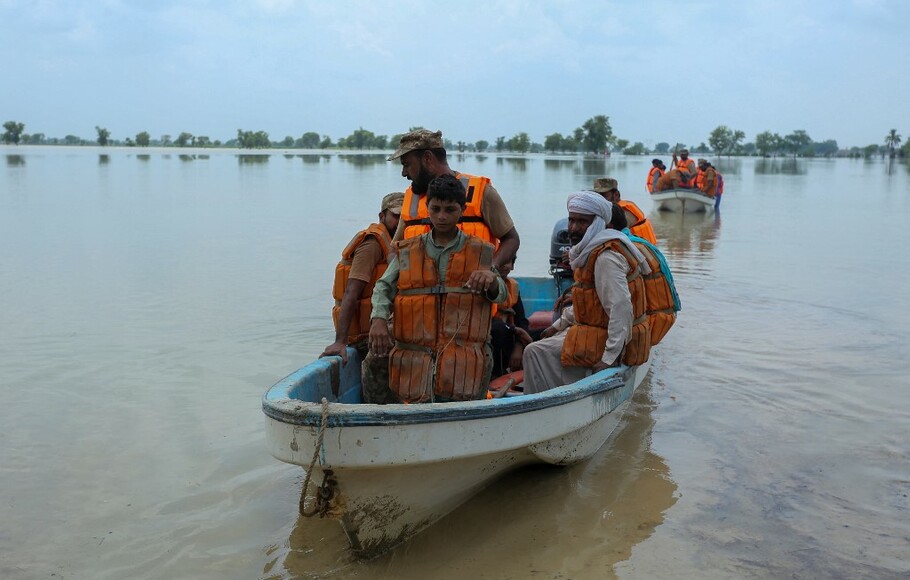 Tentara Pakistan menyelamatkan orang-orang dari banjir yang melanda distrik Rajanpur, di provinsi Punjab, Pakistan, pada 2 Agustus 2022.