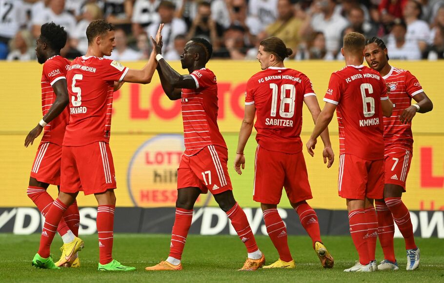 Penyerang Bayern Muenchen, Sadio Mane (tengah) merayakan gol bersama rekan-rekannya saat melawan Eintracht Franfurt dalam laga Bundesliga di Stadion Deustche Bank Park, Jumat, 5 Agustus 2022.