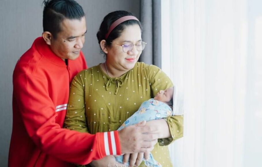 Atlet parabulutangkis Indonesia, Leani Ratri Oktila, dan suami Baharu Abdu bersama putra mereka, Mujirans Elvano Abdu.