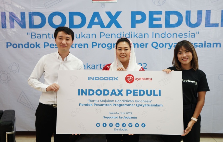 CEO Indodax, Oscar Darmawan (kiri), menyalurkan donasi untuk Pondok Pesantren Programmer Qoryatussalam yang diterima pendirinya Yenni Wahid (tengah).