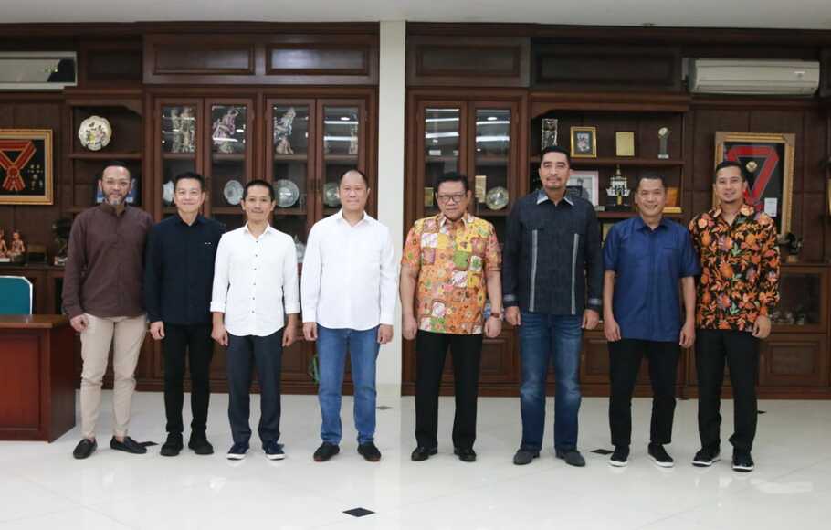 Pengurus Jaringan Pengusaha Nasional (Japnas) bertemu dengan anggota Dewan Pertimbangan Presiden 2019-2024, Agung Laksono (keempat kanan).