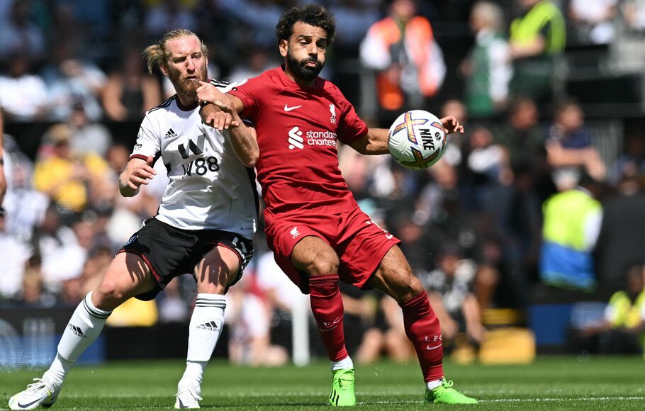 Striker Liverpool, Mohamed Salah melakukan perebutan bola dengan bek Fulham, Tim Ream di Craven Cottage, Sabtu, 6 Agustus 2022.