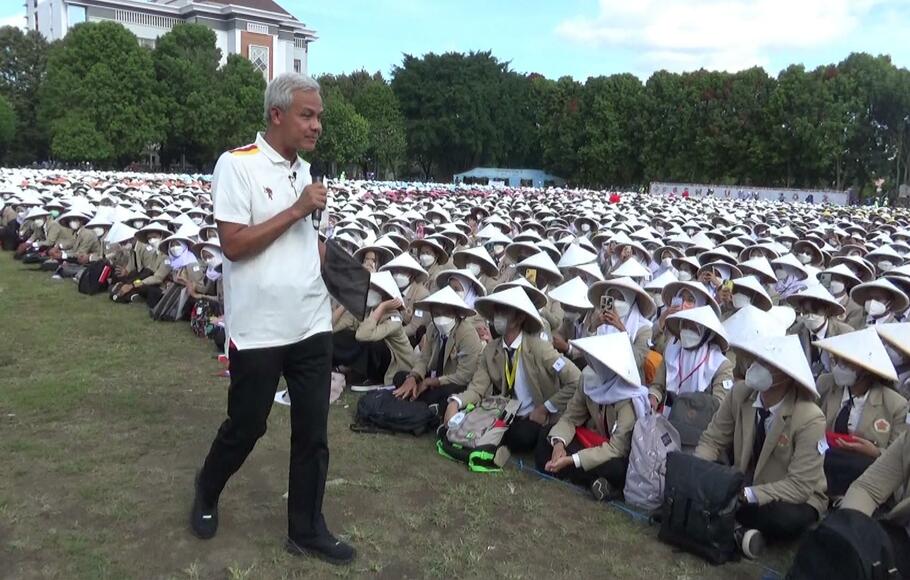 Gubernur Jawa Tengah Ganjar Pranowo memberikan motivasi kepada mahasiswa baru Universitas Gadjah Mada Yogyakarta (UGM), Sabtu, 6 Agustus 2022.