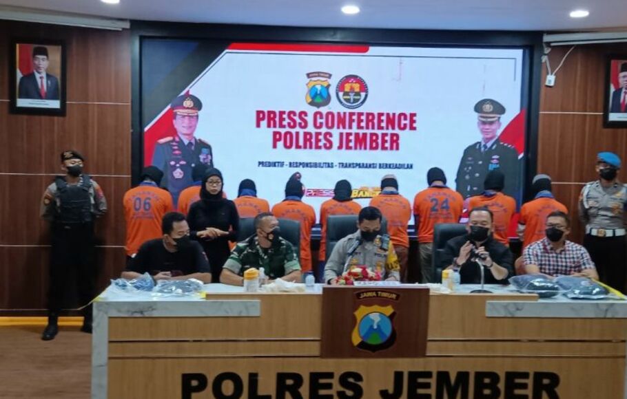 Kepala Polres Jember, AKBP Hery Purnomo, bersama tim Polda Jawa Timur menggelar konferensi pers penangkapan pelaku kerusuhan di Desa Mulyorejo yang digelar di Markas Polres Jember, Sabtu, 6 Agustus 2022 malam. 