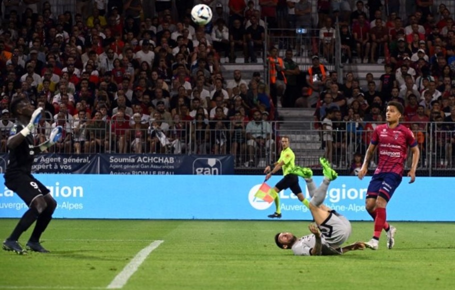 Pemain PSG Lionel Messi (tengah) mencetak gol kedua dengan gerakan akrobatik dalam pertandingan Ligue 1 Prancis menghadap Clermont Foot 63 dan Paris Saint-Germain, di Stade Gabriel Montpied di Clermont-Ferrand, 6 Agustus 2022.