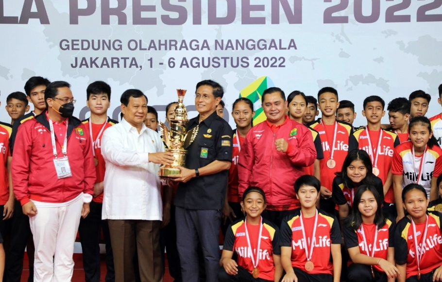 Menteri Pertahanan, Prabowo Subianto yang mewakili Presiden Joko Widodo menyerahkan tropi juara Piala Presiden 2022 kepada Ketua Pengprov PBSI Jawa Tengah, Basri Yusuf yang didampingi oleh atlet-atlet muda PB Djarum di GOR Nanggala, Cijantung, Jakarta, Sabtu, 6 Agustus 2022.