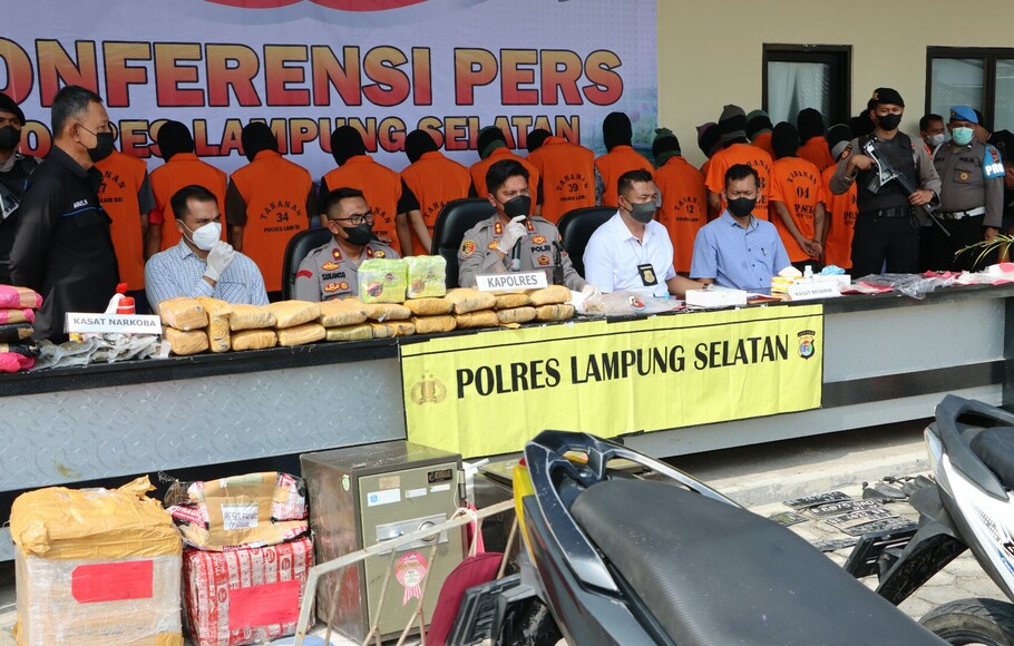 Polres Lampung Selatan, Provinsi Lampung memberikan konferensi pers terkait penangkapan 46 pelaku kejahatan beserta sejumlah barang bukti di antaranya dua kilogram sabu-sabu dan 26,6 ganja, Sabtu, 7 Agustus 2022.