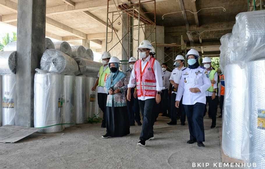 Menteri Perhubungan (Menhub) Budi Karya Sumadi meninjau progres pembangunan Terminal Tingkir di Salatiga, Jawa Tengah, 7 Agustus 2022.