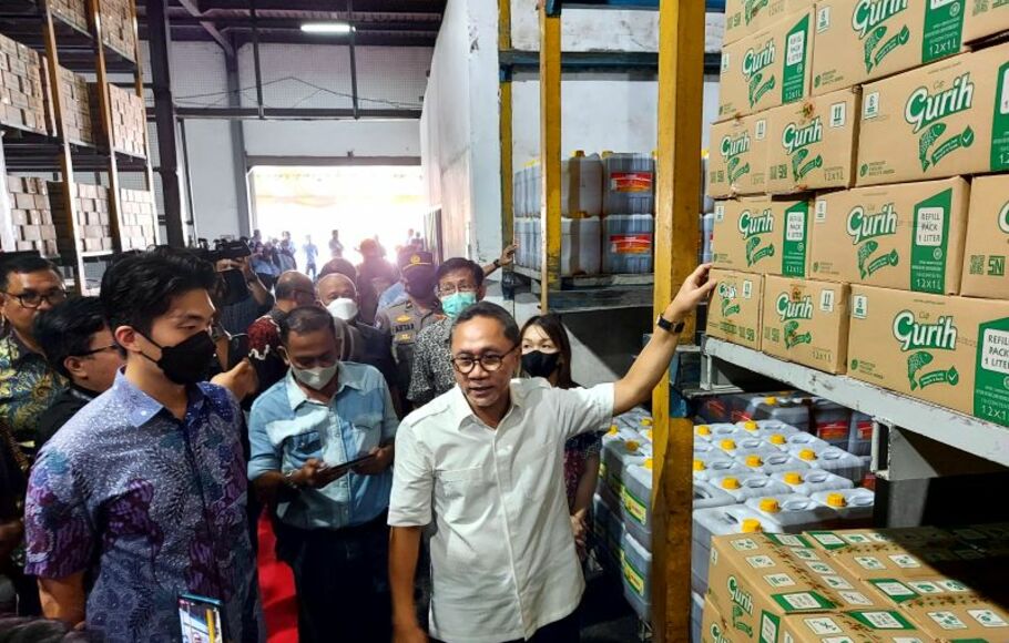 Menteri Perdagangan Zulkifli Hasan berkunjung ke pabrik minyak goreng PT Incasi Raya di Padang, Minggu (7/8/2022).