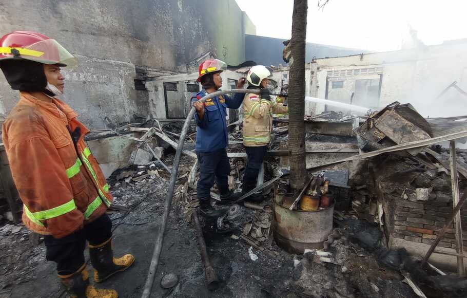 Api menghanguskan showroom mobil bekas di Jalan Basyar Raya, Jaticempaka, Kecamatan Pondokgede, Kota Bekasi pada Minggu, 7 Agustus 2022.