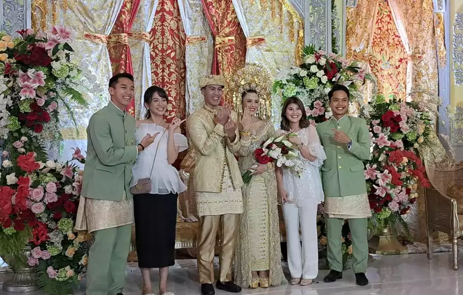 Pebulutangkis tunggal putra Shesar Hiren Rhustavito resmi melepas masa lajang dengan meminang Mitha Hardiyanti. Acara pernikahan, baik akad maupun resepsi digelar hari Minggu 7 Agustus 2022 di kawasan Selabintana, Sukabumi, Jawa Barat.