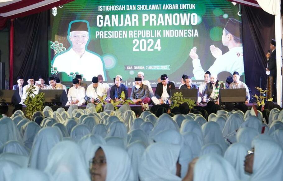 Para ulama dan santri di Cirebon, Jawa Barat, menggelar doa bersama melalui istigasah dan selawat akbar untuk kemenangan Ganjar Pranowo di Pilpres 2024 pada Minggu, 17 Agustus 2022.