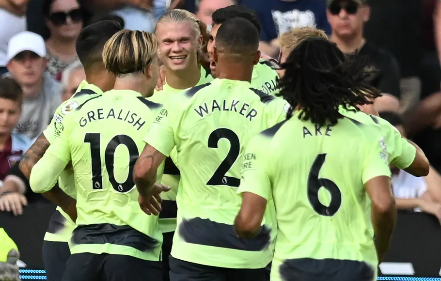 Strikr Manchester City, Erling Haaland (tengah) merayakan gol ke gawang West ham United bersama rekan-rekannya, Minggu, 7 Agustus 2022. 
