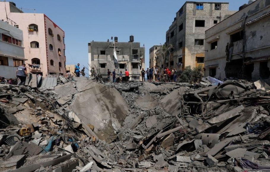 Warga Palestina melihat bangunan rumah yang hancur oleh serangan udara Israel, di kota Gaza, 6 Agustus 2022.