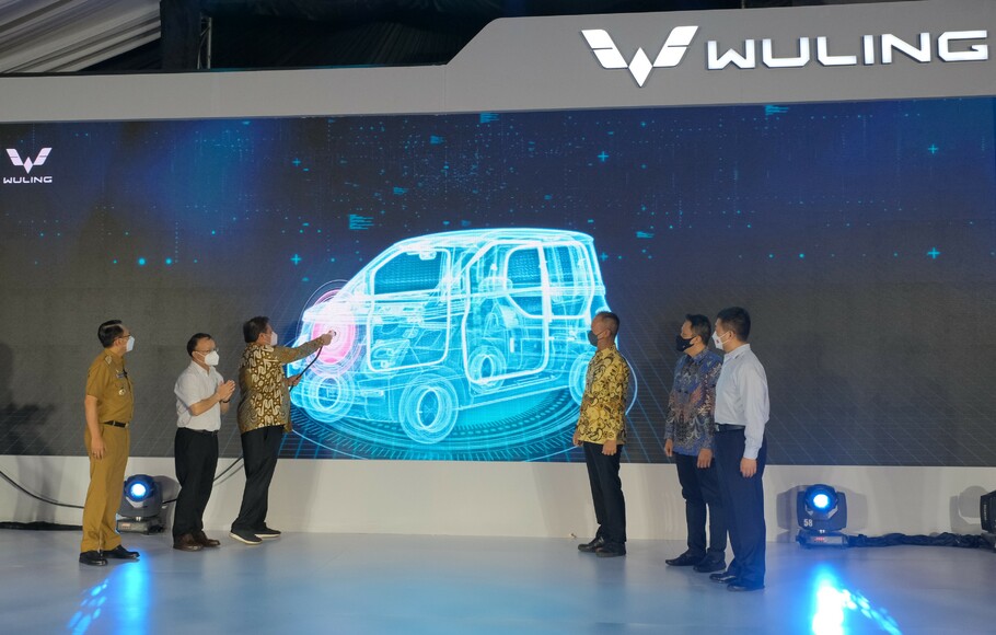 Wuling Motors resmi memulai produksi kendaraan listrik pertamanya dalam acara seremoni bertajuk 