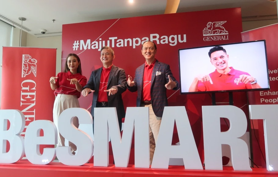 Generali Indonesia meluncurkan produk terbaru BeSMART. Hadir dalam peluncuran BeSMART (ki-ka) Melissa Karim (Selebriti), Sastradinata (Chief Agency Officer Generali Indonesia), Edy Tuhirman (CEO Generali Indonesia), Andrew White (Selebriti/Entreprenuer), Senin 8 Agustus 2022.