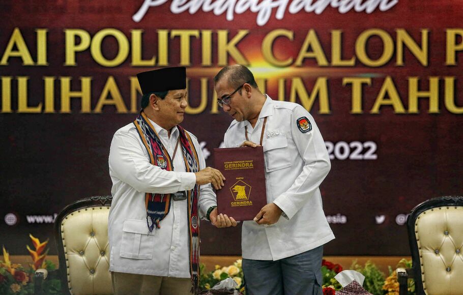 Ketua Komisi Pemilihan Umum (KPU) Hasyim Asy'ari (kanan) menerima berkas pendaftaran dari Ketua Umum Partai Gerindra Prabowo Subianto (kiri) saat Pendaftaran Partai Politik Calon Peserta Pemilu tahun 2024 di Gedung KPU, Jakarta, Senin 8 Agustus 2022. 