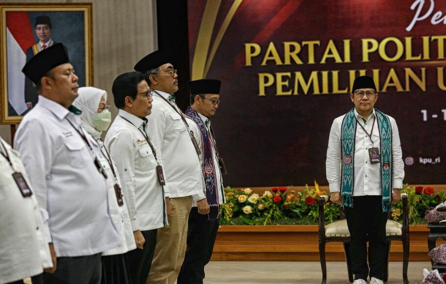 Ketua Umum Partai Kebangkitan Bangsa (PKB) Muhaimin Iskandar (kanan) bersama sejumlah pengurus PKB saat melakukan Pendaftaran Partai Politik Calon Peserta Pemilu tahun 2024 di Gedung KPU, Jakarta, Senin 8 Agustus 2022. 