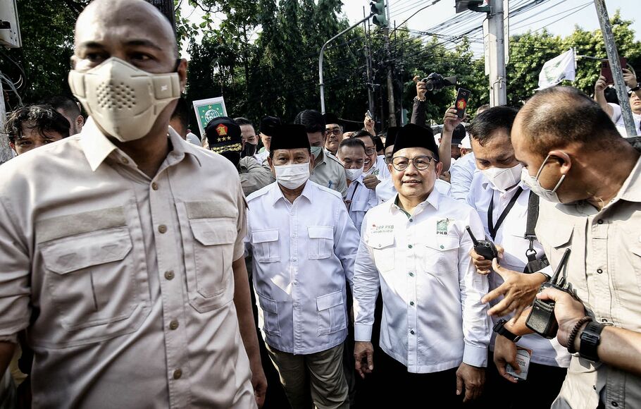 Ketua Umum Partai Gerindra Prabowo Subianto (dua kiri) dan Ketua Umum PKB Muhaimin Iskandar (tiga kanan) berjalan bersama dari Gedung KPU usai mendaftarkan partainya masing-masing sebagai calon peserta Pemilu 2024 di Jakarta, Senin 8 Agustus 2022.