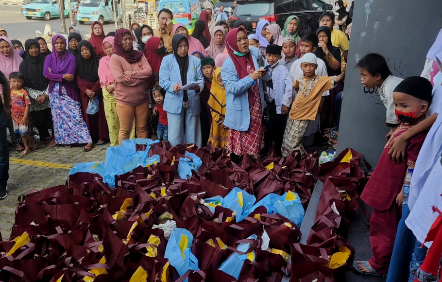 Waketum DMI Syafruddin memberikan bingkisan hadiah kepada 1.000 anak yatim serta fakir miskin melalui Ketua Umum Dewan Pimpinan Pusat (DPP) Badan Komunikasi Pemuda Remaja Masjid Indonesia (BKPRMI) di kawasan Jatinegara, Jaktim, Senin 8 Agustus 2022.